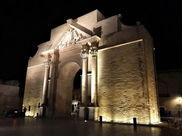 Elegante Appartamento Nel Cuore Del Barocco Lecce Bagian luar foto